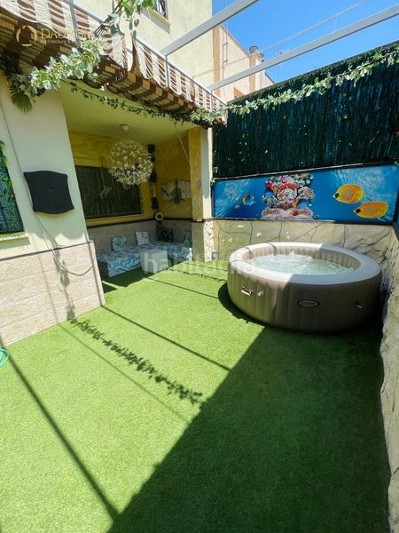 Foto 8fb85d37-d644-4bd2-8fab-a574c163dd91. Casa adossada amb calefacció aparcament piscina a Umbrete