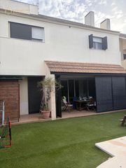 Chalet  Calle de maría zambrano, 9. Magnífico chalet pareado con piscina y jardín en parcela de 360