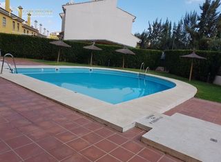 Pis  Avenida clara campoamor. Vivienda luminosa con gran terraza, garaje y dos piscinas junto