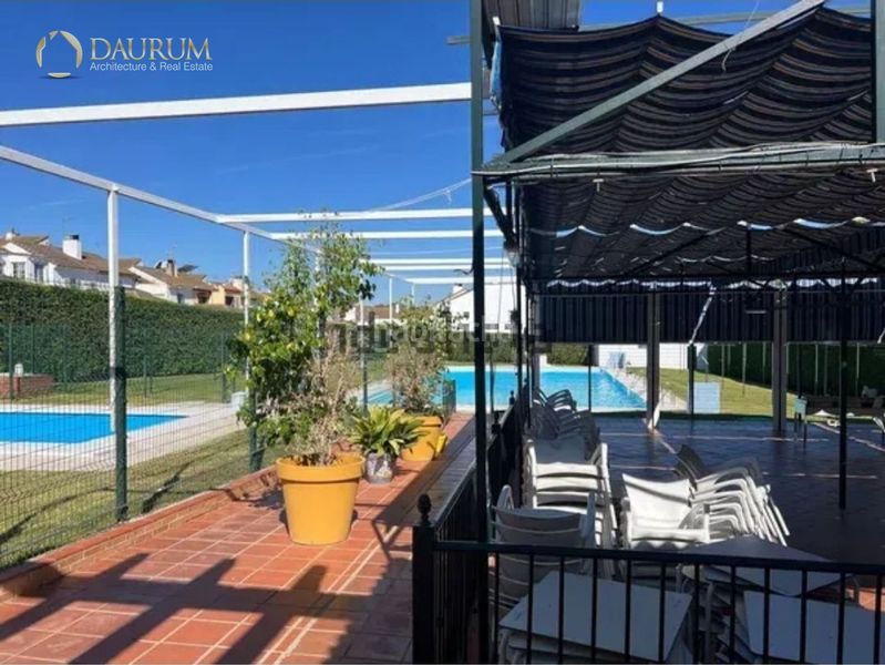 Foto 899522e9-f8e5-4ad7-b523-ab68815ceaa5. Casa adossada amb calefacció aparcament piscina a Montequinto