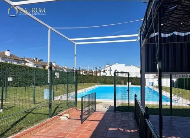 Foto 8f295633-89b0-4473-9119-d9801347dad9. Casa adossada amb calefacció aparcament piscina a Montequinto