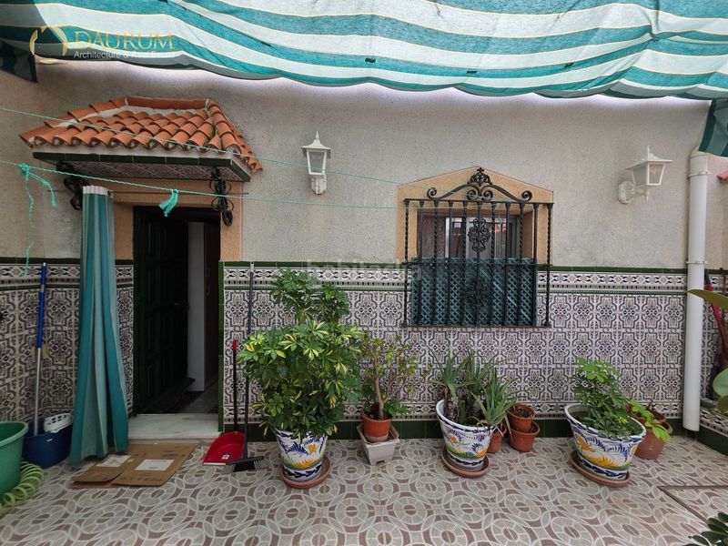 Foto b17d1808-9cfd-4346-a300-97d8d7273f0b. Casa adossada amb calefacció aparcament piscina a Montequinto