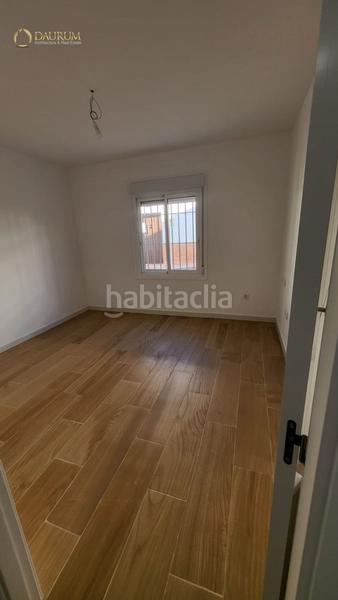 Foto 245ec990-5a42-46dd-99c8-9e09ddb6481b. Casa adossada amb piscina a Centro Tomares