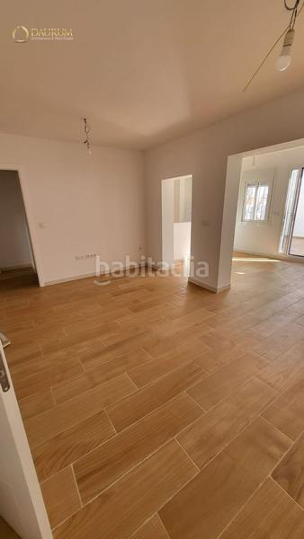 Foto 38f2bf28-b2bf-48a2-b457-69b6221cac43. Casa adossada amb piscina a Centro Tomares