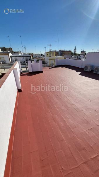 Foto 86a8e26d-43b2-4e52-9ea8-e16697ddbc3c. Casa adossada amb piscina a Centro Tomares