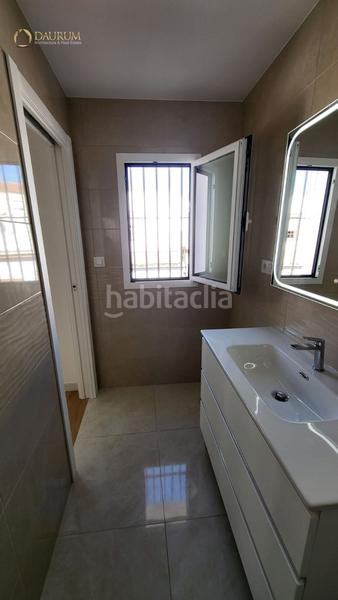 Foto a973496c-3c4f-4cfd-b4cc-51d928725084. Casa adossada amb piscina a Centro Tomares