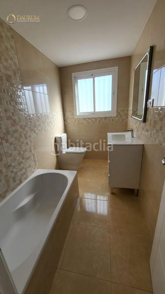 Foto ac010556-3235-47fe-af0f-792c8d384f0a. Casa adossada amb piscina a Centro Tomares