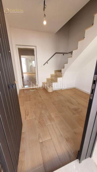 Foto b2b984da-6c51-456b-b270-edf43dc6a0b1. Casa adossada amb piscina a Centro Tomares