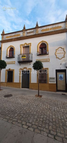 Foto 8f46f5c2-0df9-40f6-8057-919a43c5190f. Casa amb piscina a Centro Bormujos