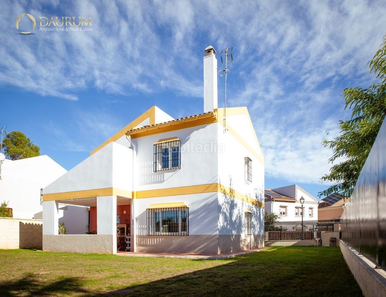 Foto d3e1505c-d8d0-4140-9a53-8473fa0459cc. Casa amb aparcament a Loreto Espartinas