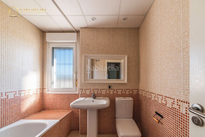 Foto f0f7a861-e370-49a9-8c82-b988a55921a1. Casa amb aparcament a Loreto Espartinas