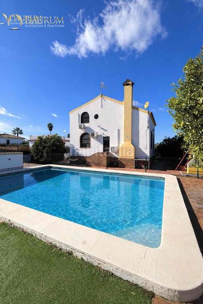 Foto 4ab79339-a365-48ca-a65d-c0ae75e4fe36. Casa amb calefacció aparcament piscina a Mairena del Alcor