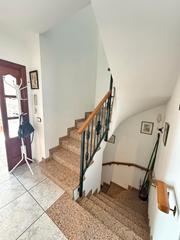 Casa adossada  Carrer industrials. Perfecta para las familias que buscan espacio , comodidad y cali