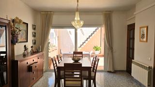 Chalet  Passatge de ribatallada. Casa con local junto a plaza españa