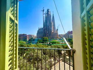 Piccolo appartamento  Carrer lepant. Piso grande con 3 habitaciones, baño, cocina y vistas a la sagra