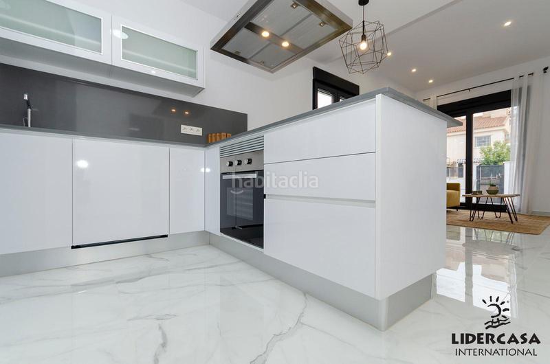 Foto 0c57cbdb-57d2-4a73-86ce-a4119f21fc7d. Chalet mit parking pool in Zona Carrefour - Urbanizaciones Torrevieja