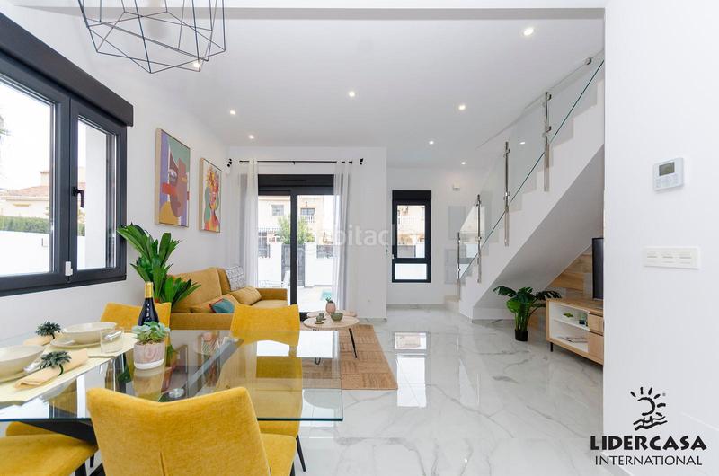 Foto 595a30de-3fe2-4a8c-93e5-53b5efb42d0d. Chalet mit parking pool in Zona Carrefour - Urbanizaciones Torrevieja