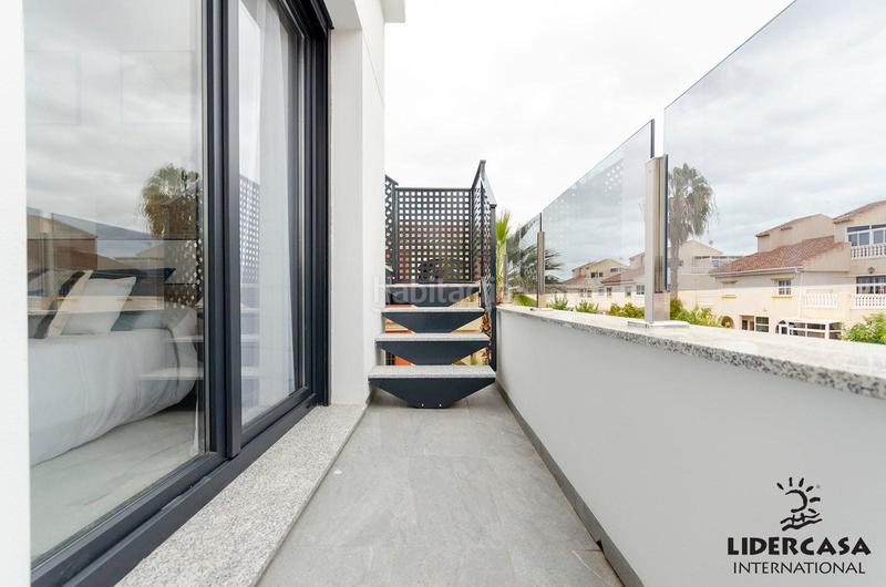 Foto 8162e55b-6393-4a25-b166-df394cde3328. Chalet mit parking pool in Zona Carrefour - Urbanizaciones Torrevieja