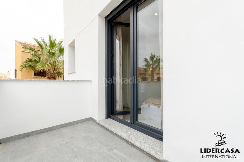 Foto 2a8f627e-0f39-412f-b5a5-815592406178. Chalet with parking pool in Zona Carrefour - Urbanizaciones Torrevieja