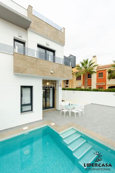Foto 5264325b-5d8a-4d75-92a8-0e0bd3064724. Chalet with parking pool in Zona Carrefour - Urbanizaciones Torrevieja