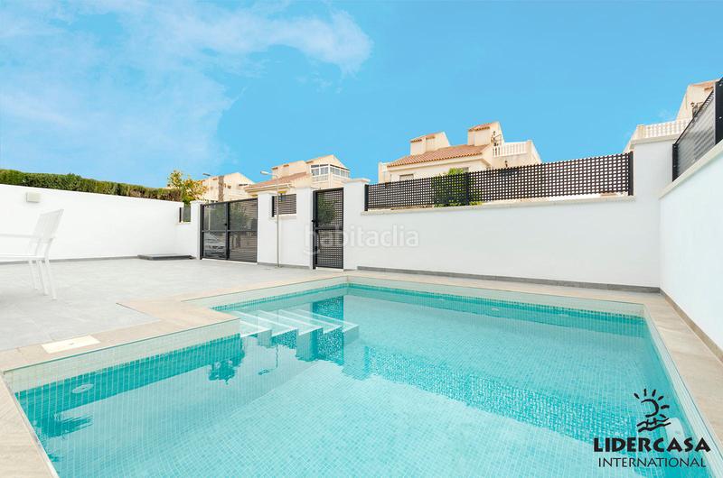 Foto f5085dbf-a701-4715-9b1b-04f76490461b. Chalet with parking pool in Zona Carrefour - Urbanizaciones Torrevieja