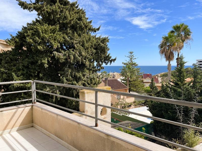 Foto eb54cb46-175f-4782-9acd-4db5bd6bf0e8. Chalet avec parking dans Campoamor Orihuela