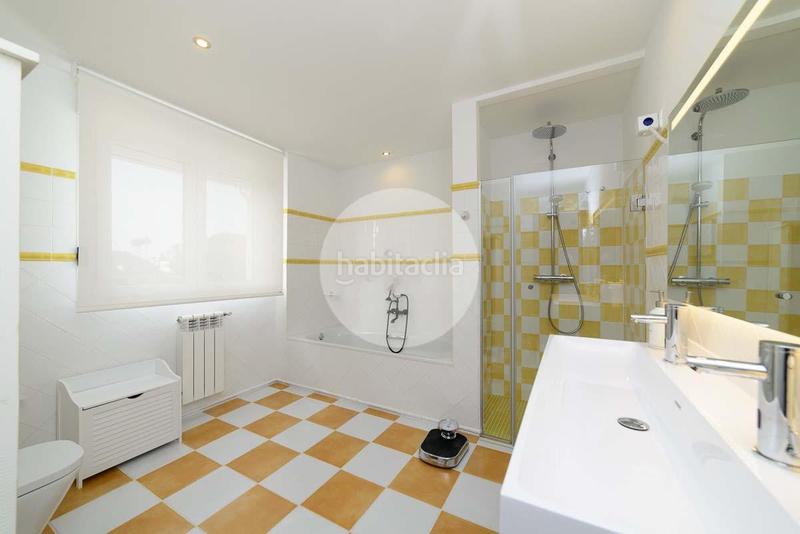 Foto c37762e1-7956-4ad0-b0f3-40163283fd7b. Chalet with parking pool in Campoamor Orihuela