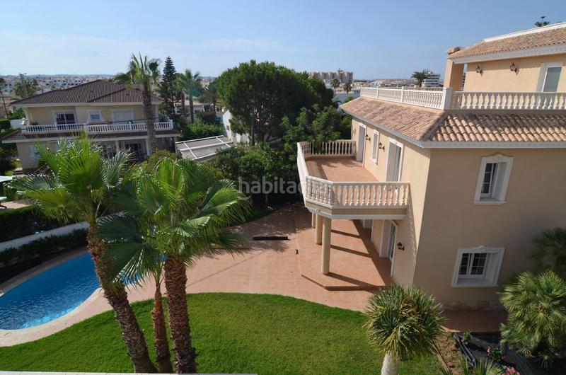 Foto b4c8db64-5193-4e30-a0fa-f6240a299740. Chalet con parcheggio piscina in Cabo Roig Orihuela