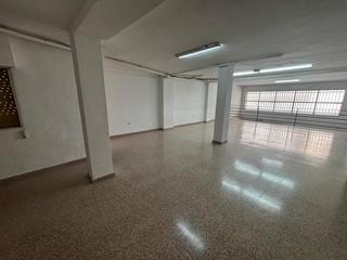 Local Comercial a Carrús Oeste. Venta local con fachada de 27 m y 4 puertas a la calle