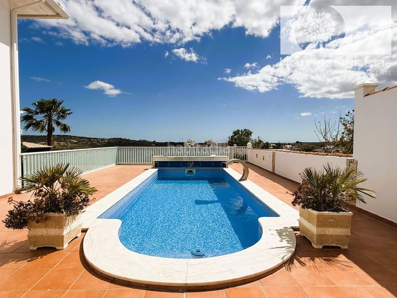 Foto f480a136-1e51-446a-bd2e-6e2efcb774f8. Chalet avec cheminée parking piscine dans Costa Esuri Ayamonte