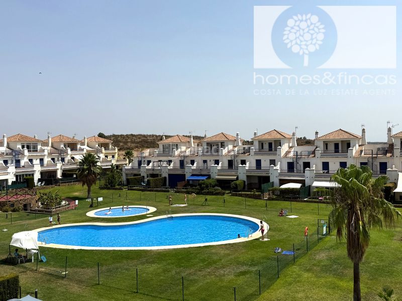 Foto 2241928f-a959-45ee-a64c-ce21c75b324c. Chalet dans avenida rosalía de castro 119 dans Costa Esuri Ayamonte