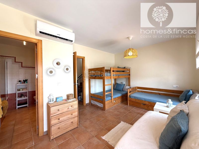 Foto 5e209e7b-0e64-4e57-a1d7-e0089ddc1ef0. Chalet dans avenida rosalía de castro 119 dans Costa Esuri Ayamonte
