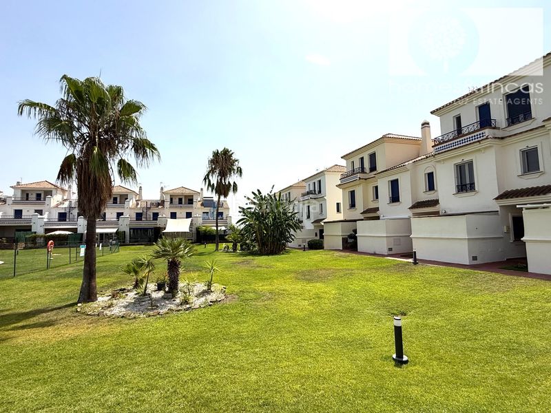 Foto bc4c3436-32f5-4f81-8285-e9c5bc4735fa. Chalet dans avenida rosalía de castro 119 dans Costa Esuri Ayamonte