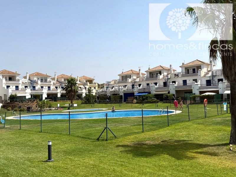 Foto bd34f033-b603-462c-9787-a439a37a60f7. Chalet dans avenida rosalía de castro 119 dans Costa Esuri Ayamonte