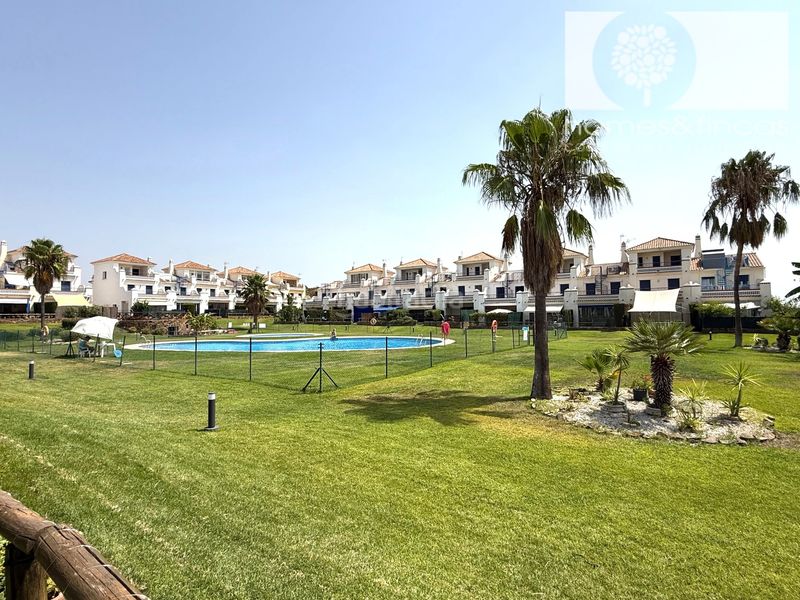 Foto eebb9753-5f78-4b34-852c-52a3e91bd99d. Chalet dans avenida rosalía de castro 119 dans Costa Esuri Ayamonte