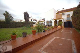 Chalet  Calle jaén. Amplia casa con gran jardín en ayamonte