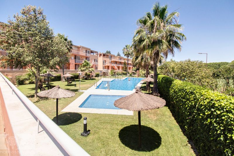 Foto 079e8591-dfc9-468e-a0f8-7ce4e3051715. Pis amb piscina a Islantilla golf Islantilla