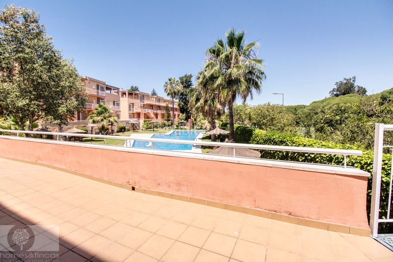 Foto b1f41369-eccf-491c-ae82-95fd1f245dc1. Pis amb piscina a Islantilla golf Islantilla