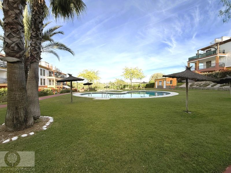 Foto f05105cd-bcf2-4613-9969-626472d18403. Pis amb aparcament piscina a Costa Esuri Ayamonte