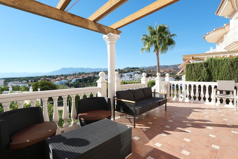 Foto 9666a665-119b-48fe-9cd2-d2045910c616. Dúplex amb aparcament piscina a Cabopino - Artola Marbella