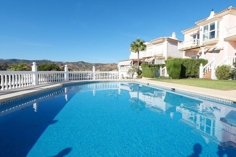 Foto dcc4e8d1-0f36-497f-8566-1840113b2663. Dúplex amb aparcament piscina a Cabopino - Artola Marbella