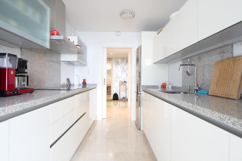 Foto 4780573f-ad66-4b14-b77e-65f4cabf027b. Erdgeschoss mit parking pool in Los Naranjos Marbella