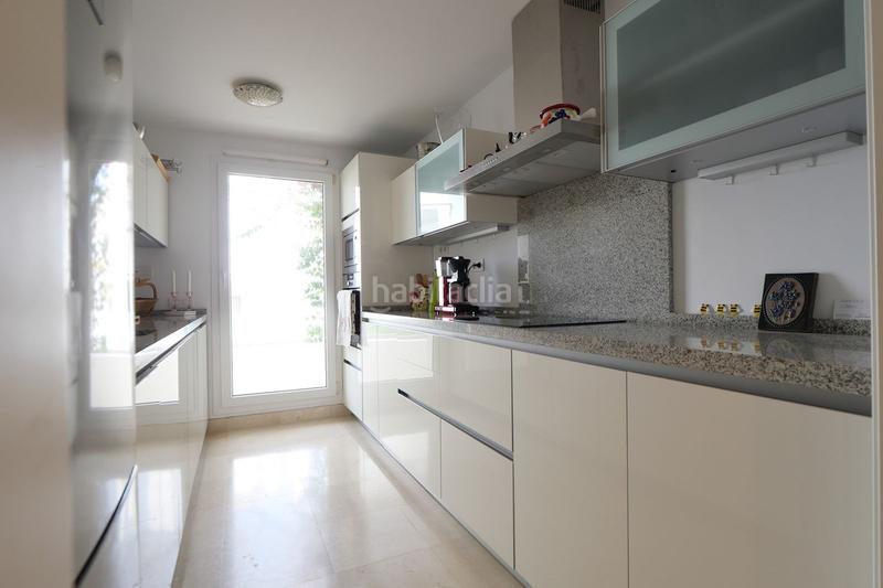 Foto b5c38405-0cfc-460d-97b4-bab4205374e8. Ground floor with parking pool in Los Naranjos Marbella