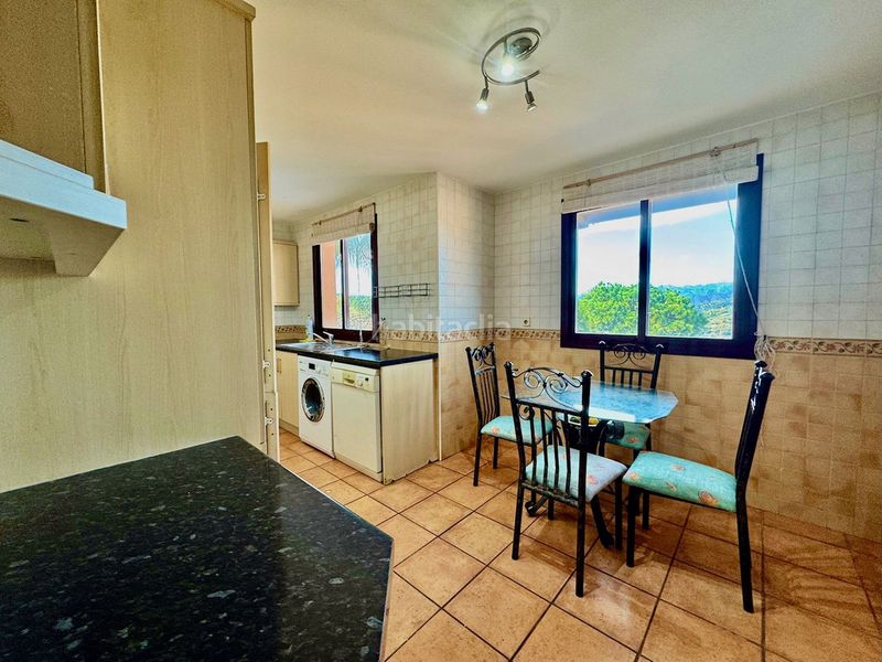 Foto f804935c-ef42-4df9-a93f-1771786e2ca0. Àtic amb aparcament piscina a Calahonda Mijas