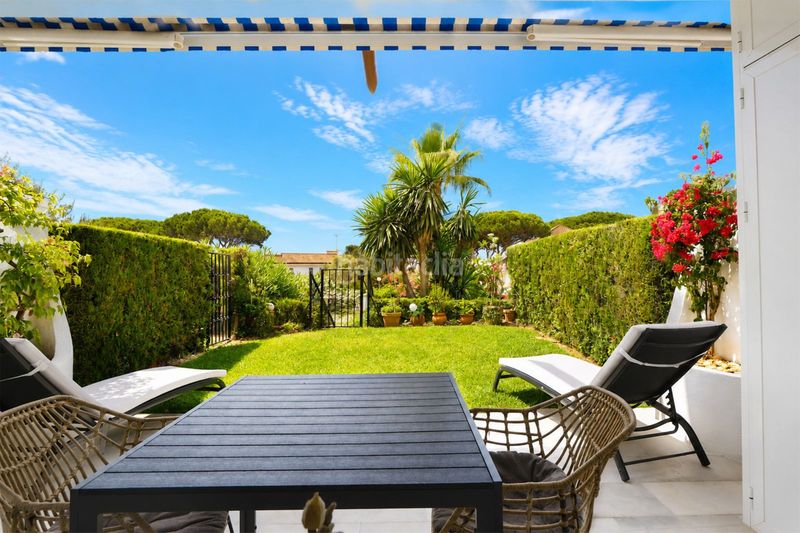 Foto 01b95a0e-5095-4b75-9c50-af054c15dfc3. Casa adossada amb aparcament piscina a Cabopino - Artola Marbella
