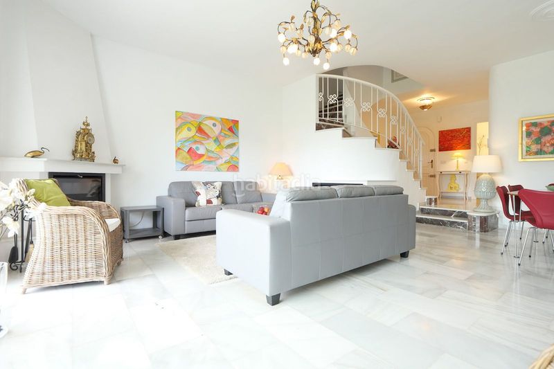Foto 535dd0a7-6aac-4a65-99b6-87601b0d5aae. Casa adossada amb aparcament piscina a Cabopino - Artola Marbella