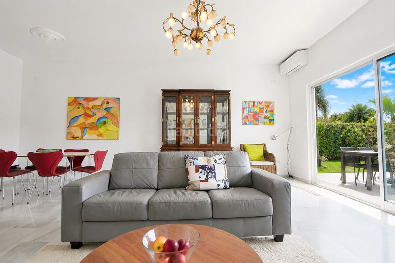Foto 54c880d9-53c2-4211-82c7-1dcc6ffaf040. Casa adossada amb aparcament piscina a Cabopino - Artola Marbella
