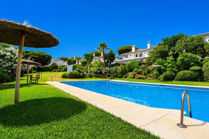 Foto 64c21e7f-b63a-4b7c-a4f8-882b3c82344d. Casa adossada amb aparcament piscina a Cabopino - Artola Marbella