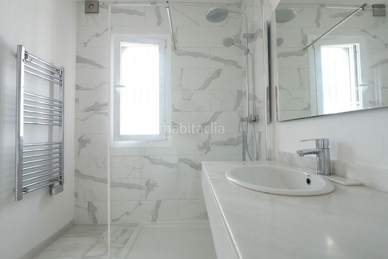 Foto 88f059ee-a9a4-450c-a2aa-3e0e1e7545eb. Casa adossada amb aparcament piscina a Cabopino - Artola Marbella