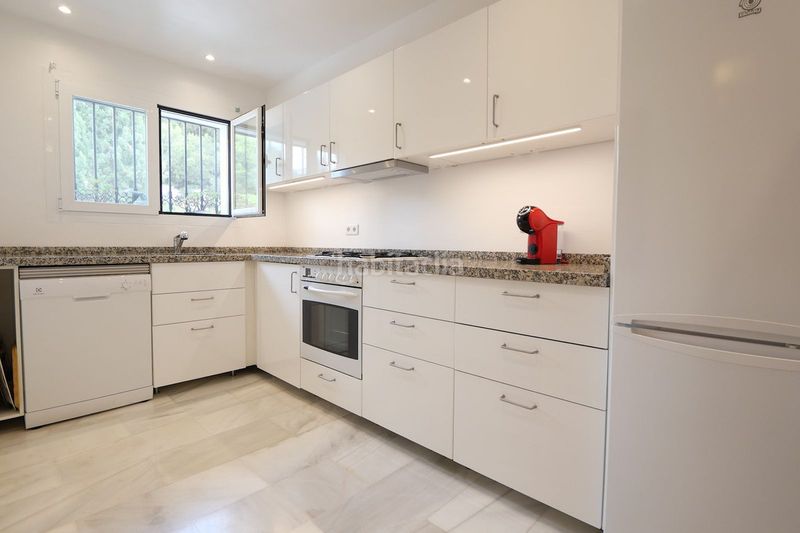 Foto b84170bd-4641-43ab-9670-e5d6f3b1ffaf. Casa adossada amb aparcament piscina a Cabopino - Artola Marbella